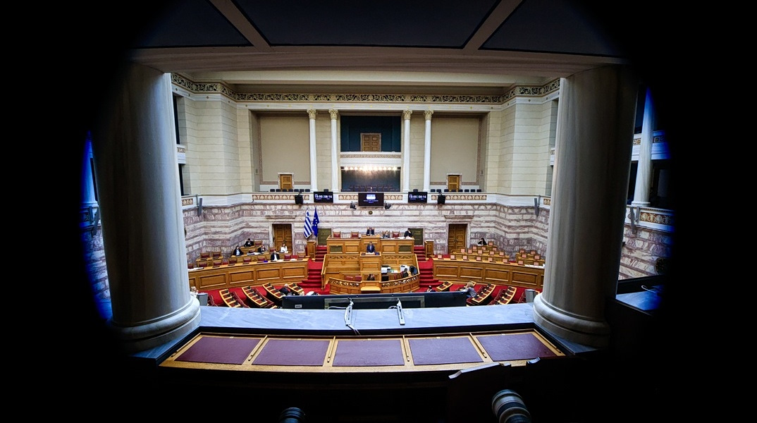 Ασυμβίβαστο πολιτικού και βολεμένου, πολίτη και παρτάκια απαθή και η πολιτική ξαναποκτά νόημα και δυναμική