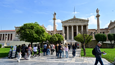 Υπερτουρισμός: Οι πόλεις που «πνίγονται» από τουρίστες – Η θέση της Αθήνας και το μεγάλο δίλημμα