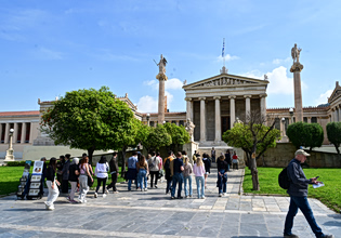 Υπερτουρισμός: Οι πόλεις που «πνίγονται» από τουρίστες – Η θέση της Αθήνας και το μεγάλο δίλημμα