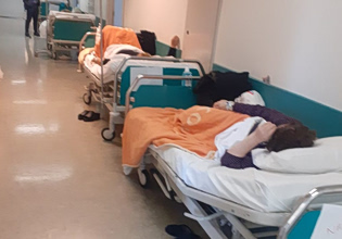 «Το Αττικόν καθρεφτίζει την τραγική κατάσταση του σημερινού ΕΣΥ» – Νέο «παράρτημα» με ράντζα, που ο Άδωνις δεν θα εγκαινιάσει