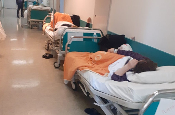 «Το Αττικόν καθρεφτίζει την τραγική κατάσταση του σημερινού ΕΣΥ» – Νέο «παράρτημα» με ράντζα, που ο Άδωνις δεν θα εγκαινιάσει