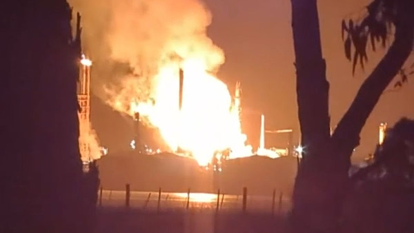 Αυστραλία: Στις φλόγες διυλιστήριο που παράγει το 10% των καυσίμων που καταναλώνει η χώρα