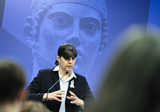 Η Λάουρα Κοβέσι, το ρουσφέτι και ο αυτοεγκλωβισμός του επιτελικού κράτους Μητσοτάκη