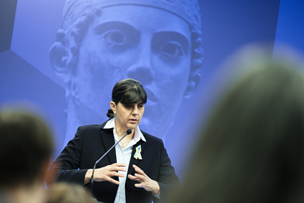 Η Λάουρα Κοβέσι, το ρουσφέτι και ο αυτοεγκλωβισμός του επιτελικού κράτους Μητσοτάκη