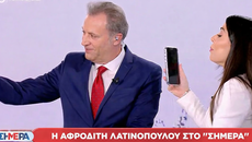 Χυδαιότητες με φτηνό σόου από τη Λατινοπούλου – Άρχισε να βιντεοσκοπεί δημοσιογράφους για να επιτεθεί στην Κωνσταντοπούλου