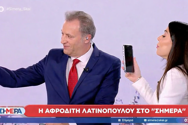 Χυδαιότητες με φτηνό σόου από τη Λατινοπούλου – Άρχισε να βιντεοσκοπεί δημοσιογράφους για να επιτεθεί στην Κωνσταντοπούλου