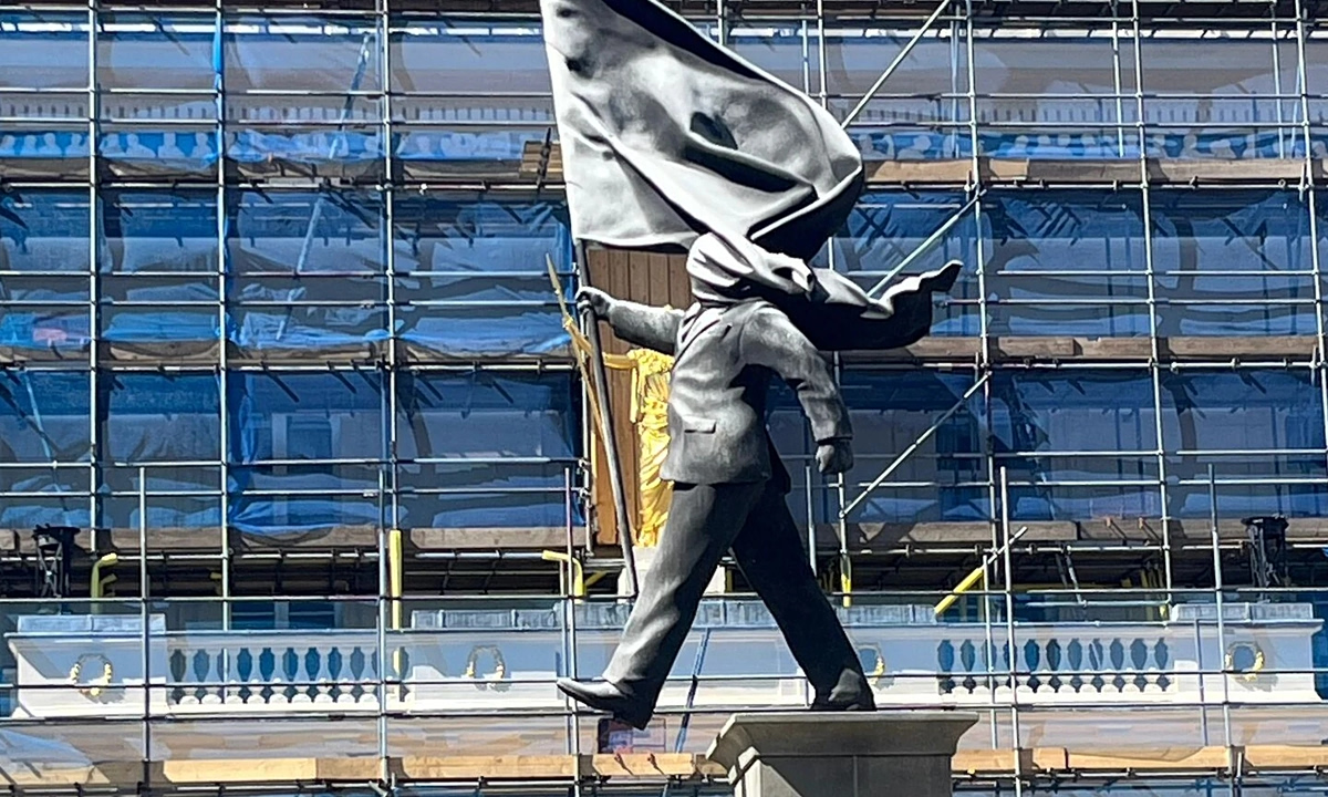 Αυτό το άγαλμα στο κέντρο του Λονδίνου είναι έργο του Banksy;