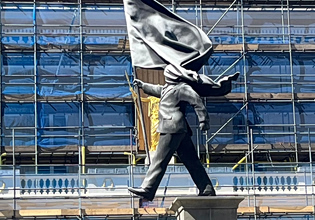 Αυτό το άγαλμα στο κέντρο του Λονδίνου είναι έργο του Banksy;