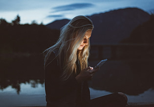 Γιατί βλέπουμε τόσα πολλά βίντεο στα social media;