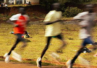 Ο Γιώργος Παπασταμούλος συνδέει την Αθήνα με τους Κενυάτες δρομείς σε ένα ντοκιμαντέρ στα 2.500 μ. υψόμετρο