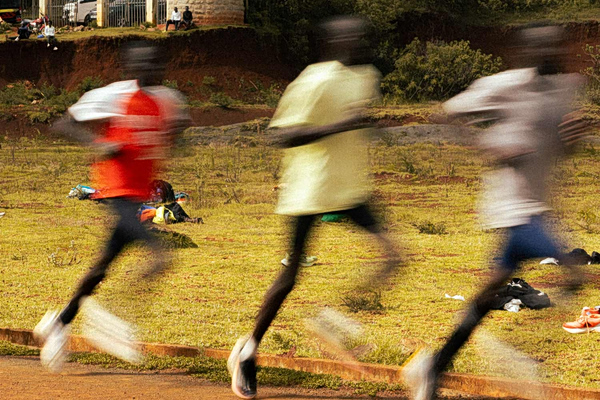 Ο Γιώργος Παπασταμούλος συνδέει την Αθήνα με τους Κενυάτες δρομείς σε ένα ντοκιμαντέρ στα 2.500 μ. υψόμετρο