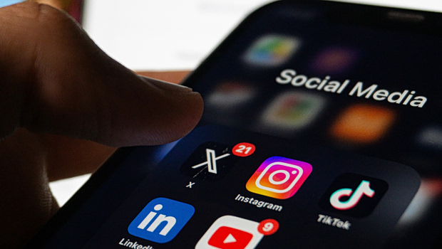 Πώς θα εφαρμοστεί ο «κόφτης» των social media