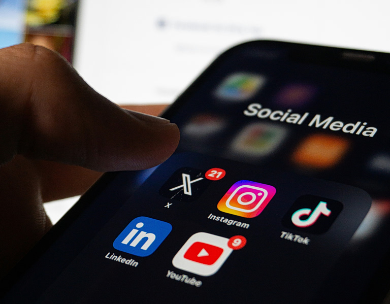 Πώς θα εφαρμοστεί ο «κόφτης» των social media