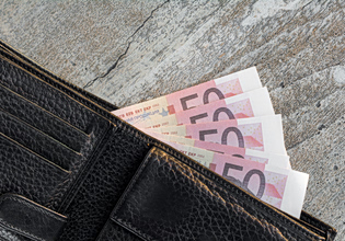 Αυξάνεται ο κατώτατος μισθός, συμπιέζεται ο μέσος: Το spillover effect και πώς εξανεμίζεται