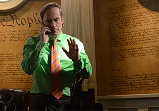 Ο Μπομπ Όντενκιρκ θέλει να θυμάστε ότι «η ζωή είναι μια μάταιη φάρσα – και το μόνο που μένει είναι να γελάς»