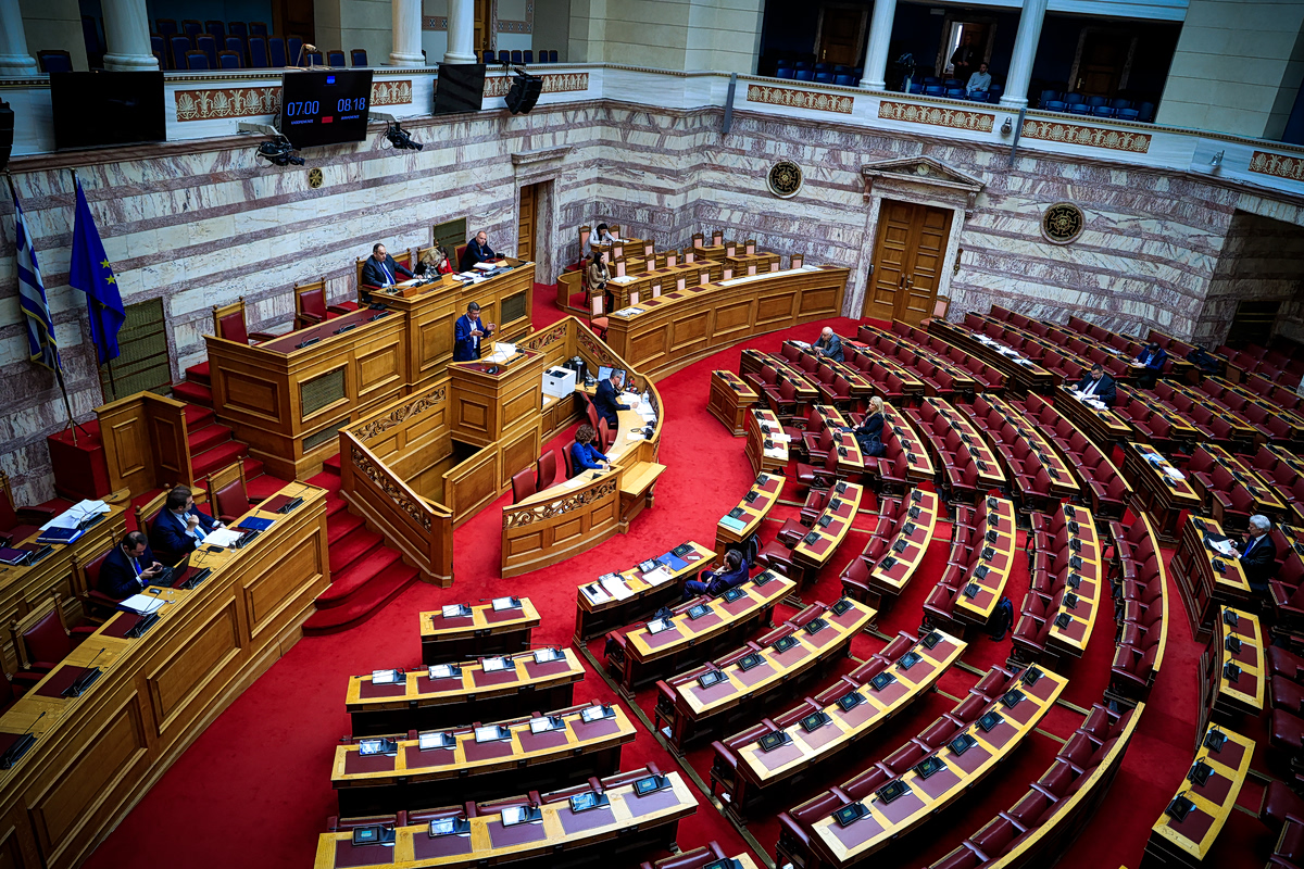 Μάχη κορυφής στη Βουλή για το κράτος δικαίου