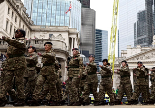 Βρετανοί νέοι και άνεργοι ψάχνουν λύση στον στρατό