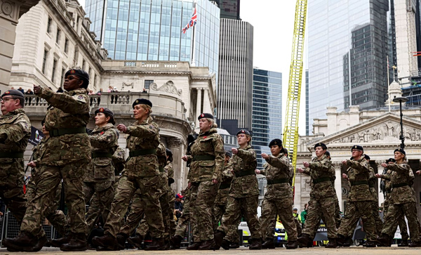 Βρετανοί νέοι και άνεργοι ψάχνουν λύση στον στρατό