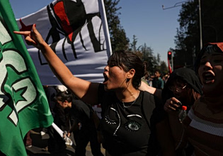 Χιλή: Μαθητές διαδηλώνουν εναντίον των δημοσιονομικών περικοπών του ακροδεξιού προέδρου