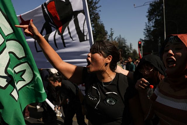 Χιλή: Μαθητές διαδηλώνουν εναντίον των δημοσιονομικών περικοπών του ακροδεξιού προέδρου