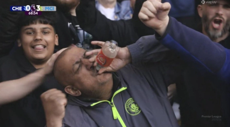 Οπαδός της Μάντσεστερ Σίτι τρόλαρε πίνοντας από μπουκάλι… Άρσεναλ! (vid, pics)