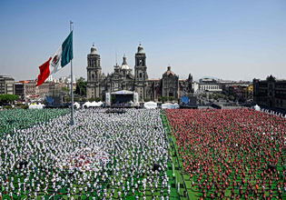 Ο πόλεμος, η «προπόνηση» σε 9.500, το ρεκόρ «Guinness» και το Μεξικό που… γιορτάζει ενώ πετούν πύραυλοι
