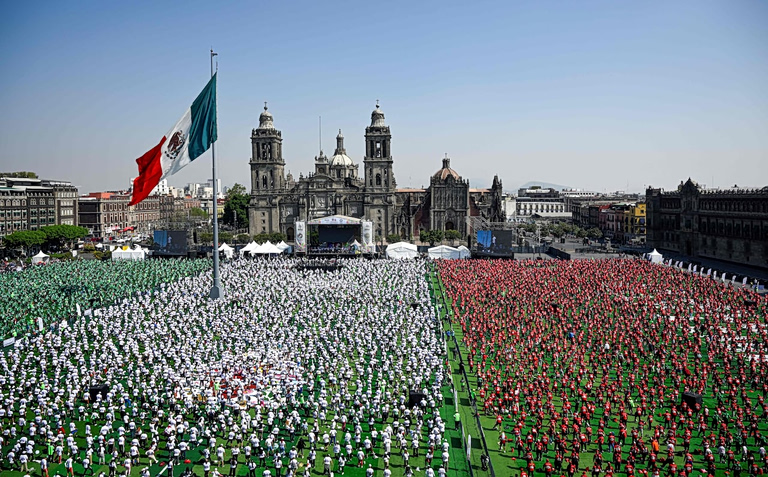 Ο πόλεμος, η «προπόνηση» σε 9.500, το ρεκόρ «Guinness» και το Μεξικό που… γιορτάζει ενώ πετούν πύραυλοι