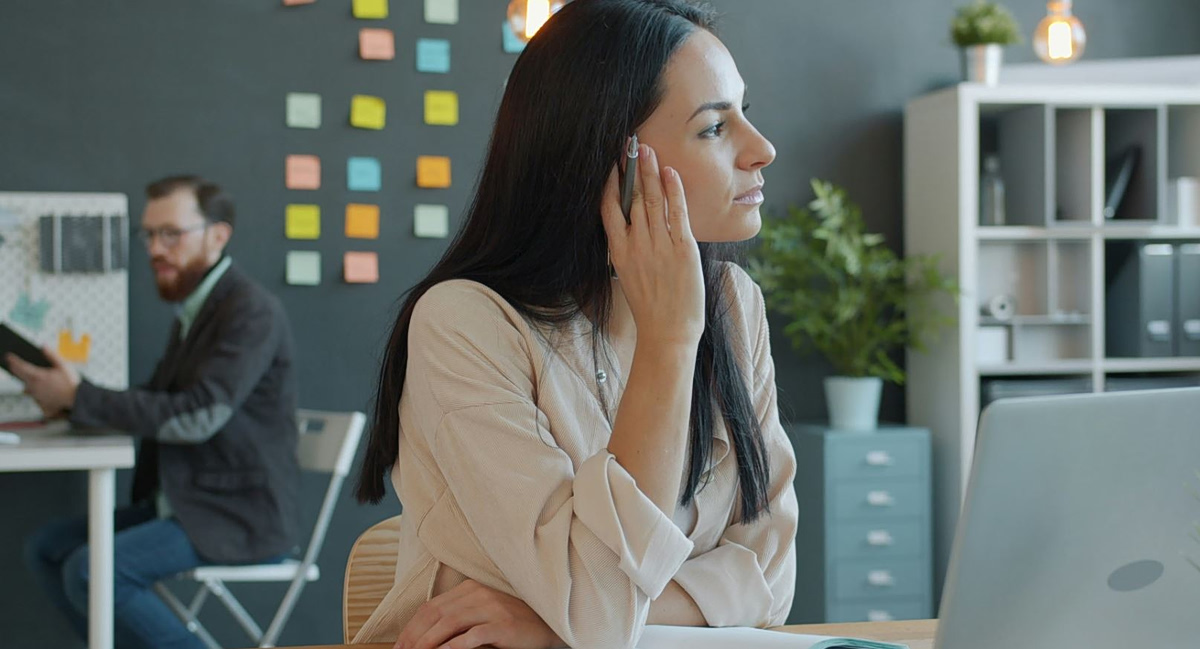 Είμαστε μια ωραία ατμόσφαιρα: Οι γυναίκες πληρώνουν πιο ακριβά ένα εχθρικό εργασιακό περιβάλλον