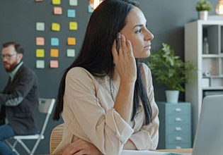 Είμαστε μια ωραία ατμόσφαιρα: Οι γυναίκες πληρώνουν πιο ακριβά ένα εχθρικό εργασιακό περιβάλλον