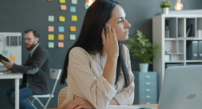 Είμαστε μια ωραία ατμόσφαιρα: Οι γυναίκες πληρώνουν πιο ακριβά ένα εχθρικό εργασιακό περιβάλλον