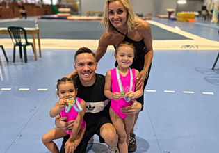 Λευτέρης Πετρούνιας – Βασιλική Μιλλούση: Η κόρη τους πήρε 4 μετάλλια στον πρώτο αγώνα της