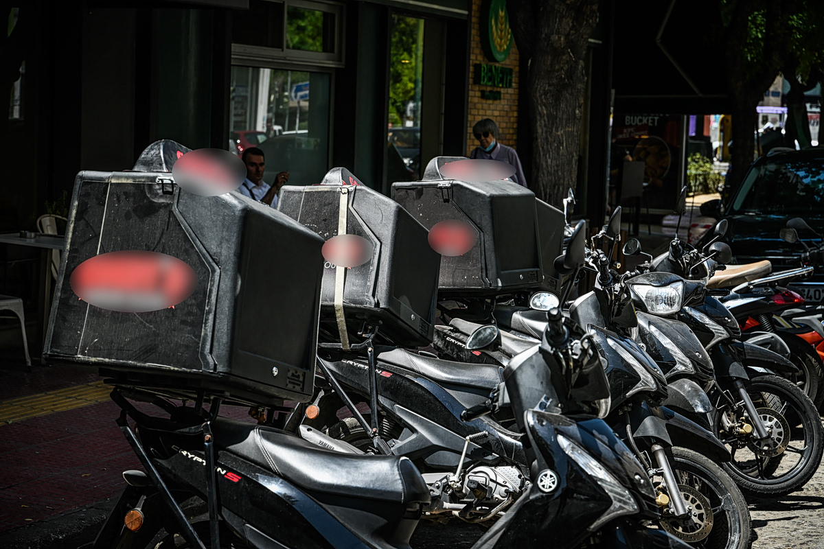 Αλέξης Τσίπρας: Το πρωί καθηγητής, το βράδυ ντελιβεράς – Το αξιακό κόστος στην Ελλάδα των «γαλάζιων» ακρίδων