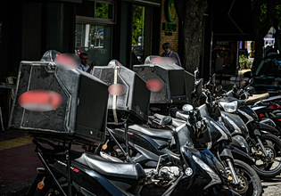 Αλέξης Τσίπρας: Το πρωί καθηγητής, το βράδυ ντελιβεράς – Το αξιακό κόστος στην Ελλάδα των «γαλάζιων» ακρίδων