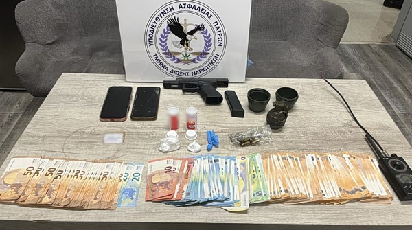 Πάτρα: Αστυνομικοί ερευνούσαν για ναρκωτικά και βρήκαν χειροβομβίδα επιμελώς κρυμμένη σε κοτέτσι