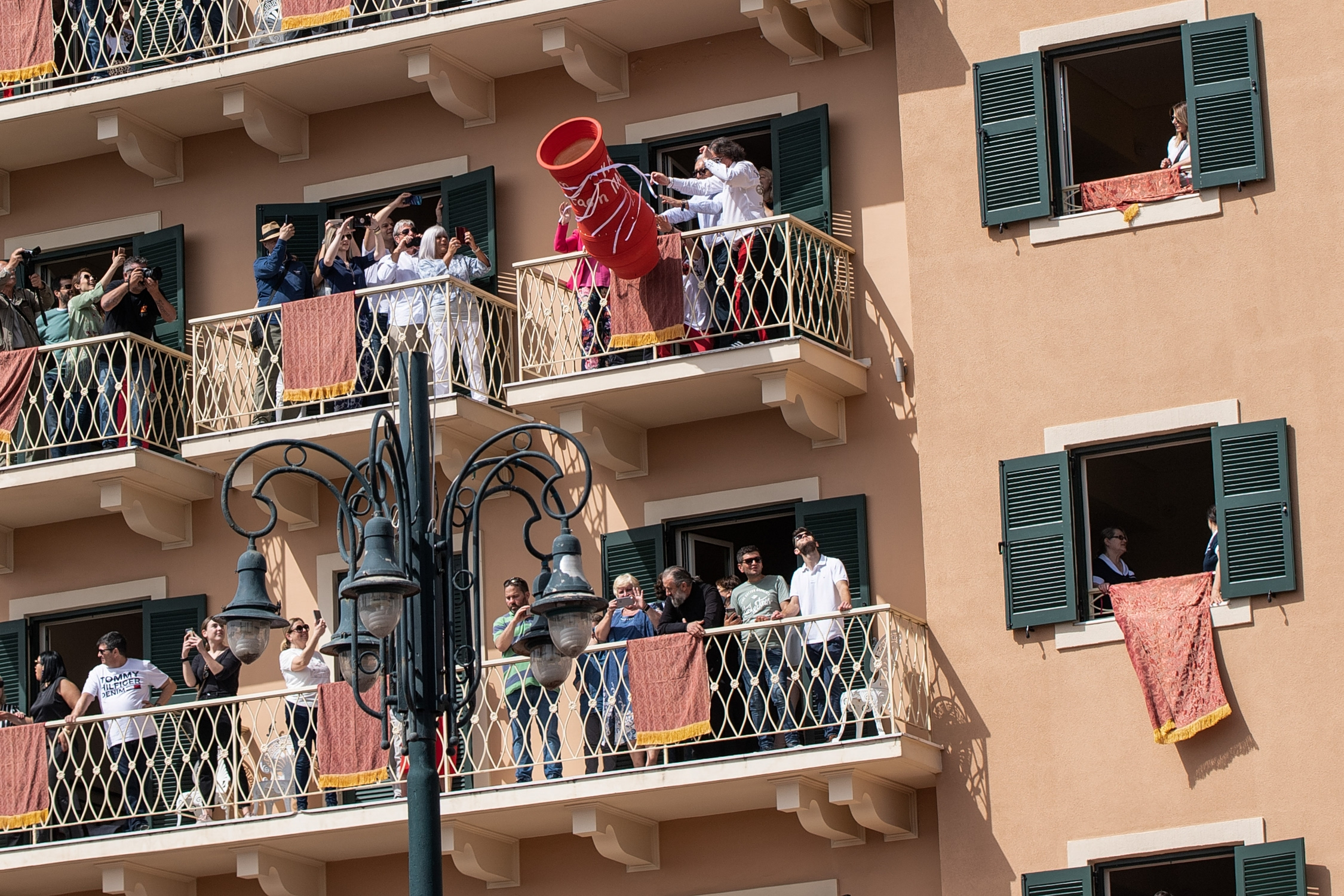 Εικόνα που δείχνει τη ρίψη μπότηδων στην Κέρκυρα, το παραδοσιακό έθιμο του νησιού μετά την Πρώτη Ανάσταση