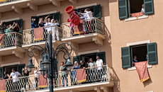 Κέρκυρα: «Βροχή» από μπότηδες στην πρώτη Ανάσταση – Πύλινο κανάτι έπεσε στο κεφάλι γυναίκας