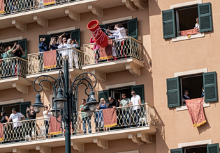 Κέρκυρα: «Βροχή» από μπότηδες στην πρώτη Ανάσταση – Πύλινο κανάτι έπεσε στο κεφάλι γυναίκας