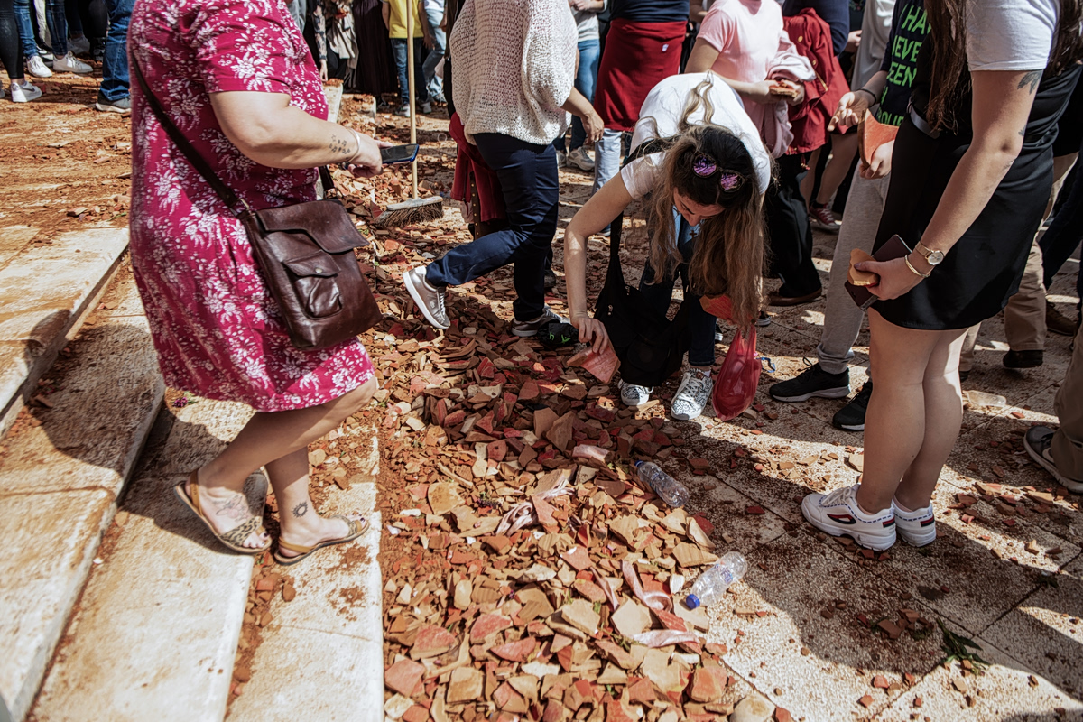 Κέρκυρα: Ατύχημα στη ρίψη των μπότηδων – Πύλινο κανάτι έπεσε στο κεφάλι γυναίκας