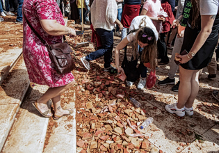 Κέρκυρα: Ατύχημα στη ρίψη των μπότηδων – Πύλινο κανάτι έπεσε στο κεφάλι γυναίκας