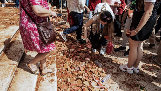 Κέρκυρα: Ατύχημα στη ρίψη των μπότηδων – Πύλινο κανάτι έπεσε στο κεφάλι γυναίκας