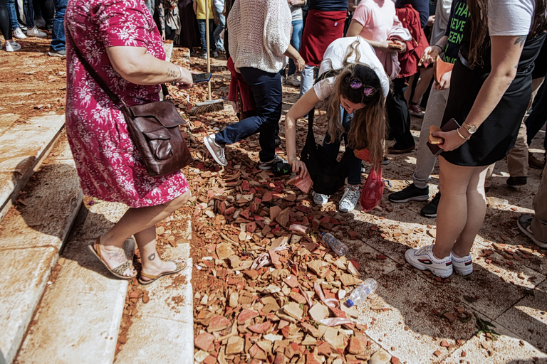 Κέρκυρα: Ατύχημα στη ρίψη των μπότηδων – Πύλινο κανάτι έπεσε στο κεφάλι γυναίκας