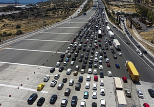 Αυξημένη σε σχέση με πέρσι η έξοδος του Πάσχα από την Αττική στις εθνικές οδούς