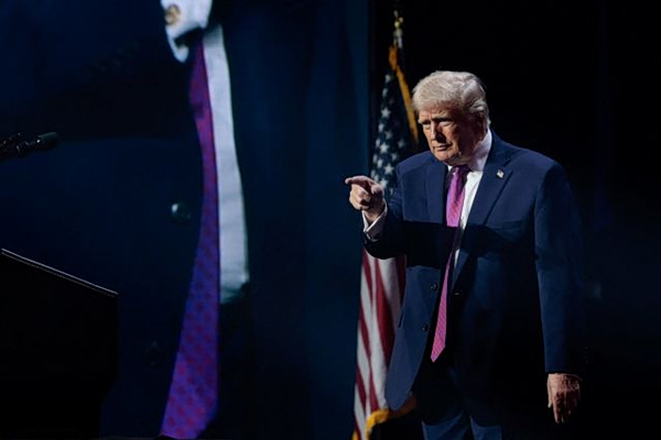 Τραμπ: Η εξέταση αρχείων για τα UFO φέρνει στο φως ενδιαφέροντα έγγραφα