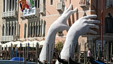 Για την Μπιενάλε της Βενετίας, τέχνη και εγκλήματα πολέμου δεν πάνε μαζί