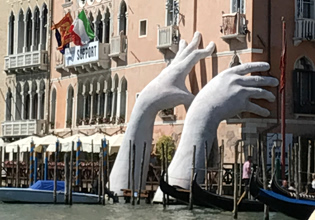 Για την Μπιενάλε της Βενετίας, τέχνη και εγκλήματα πολέμου δεν πάνε μαζί