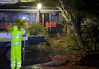Δύσκολη η νύχτα στα Δωδεκάνησα λόγω κακοκαιρίας – Θυελλώδεις άνεμοι, πτώσεις δέντρων και προβλήματα στις μεταφορές