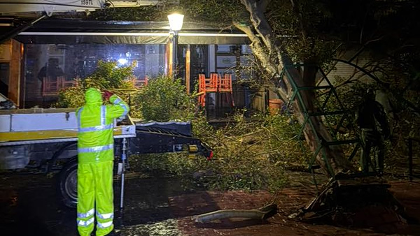 Δύσκολη η νύχτα στα Δωδεκάνησα λόγω κακοκαιρίας – Θυελλώδεις άνεμοι, πτώσεις δέντρων και προβλήματα στις μεταφορές