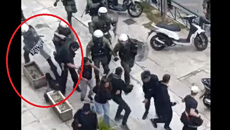 Άνδρας των ΜΑΤ κλώτσησε και έσπρωξε διαδηλώτρια που έπεσε σε ζαρντινιέρα με το κεφάλι – Βίντεο ντοκουμέντο