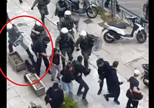 Άνδρας των ΜΑΤ κλώτσησε και έσπρωξε διαδηλώτρια που έπεσε σε ζαρντινιέρα με το κεφάλι – Βίντεο ντοκουμέντο