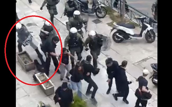 Άνδρας των ΜΑΤ κλώτσησε και έσπρωξε διαδηλώτρια που έπεσε σε ζαρντινιέρα με το κεφάλι – Βίντεο ντοκουμέντο